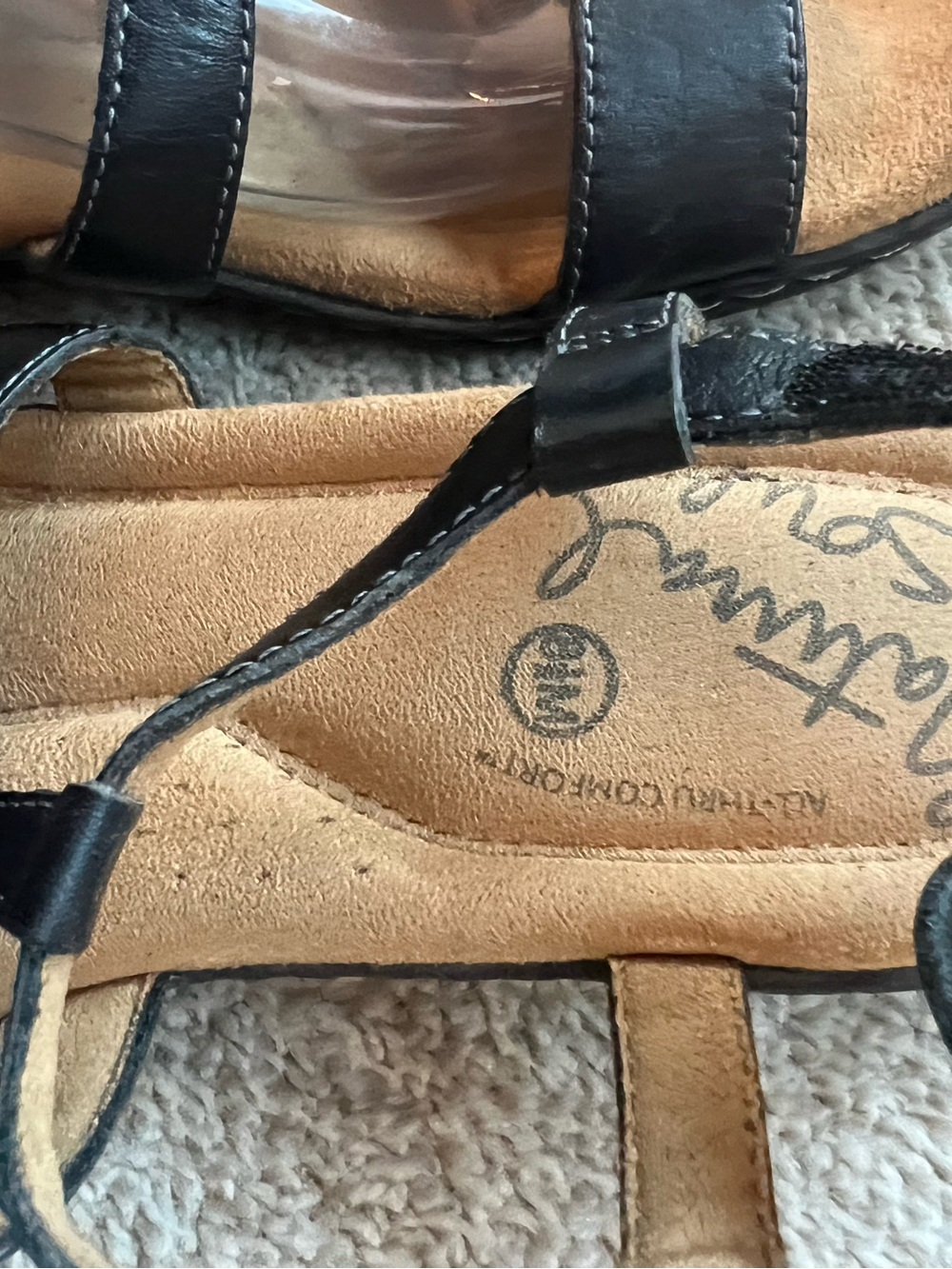 Natural Soul Black Leather T-Strap Women's Sandals 8.5 Silver Medallion - Picture 9 of 14